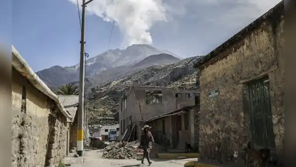 Explosiones de volcán Ubinas no paran y alcalde pide más apoyo