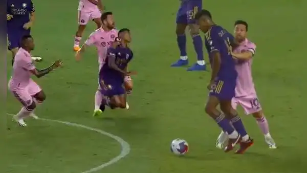 Lionel Messi y Wilder Cartagena casi se pelean: la 'Pulga' lo patea y fue amonestado