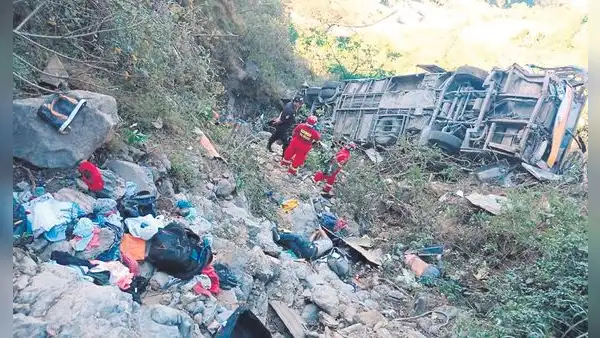 Fiscalía inicia investigación a conductor de bus que cayó a abismo y dejó 13 fallecidos