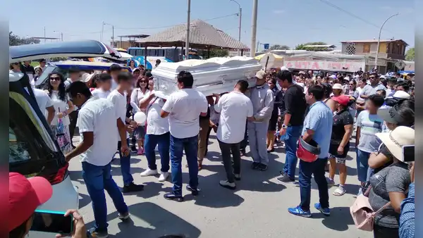 Familiares y amigos despiden a adolescente que murió acuchillado por su compañero en Piura