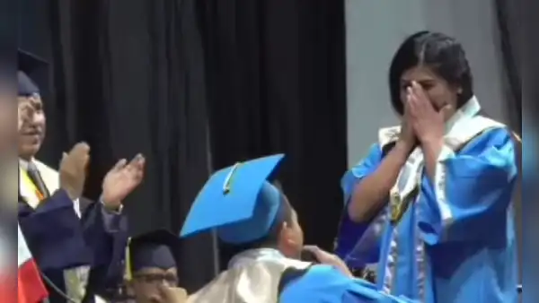 Joven pide matrimonio a su novia durante ceremonia de graduación en Cajamarca: “¡Qué tiernos!”