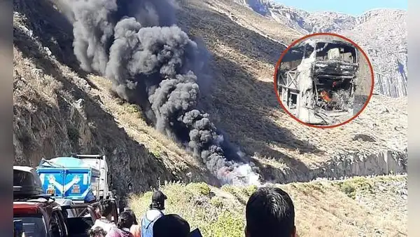 Pasajeros salen corriendo de bus interprovincial que se incendió en plena carretera en Áncash