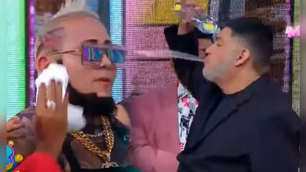 ‘JB en ATV’: Alfredo Benavides le da un ‘baño’ a la ‘Mackina’ en divertido sketch y así fue su reacción
