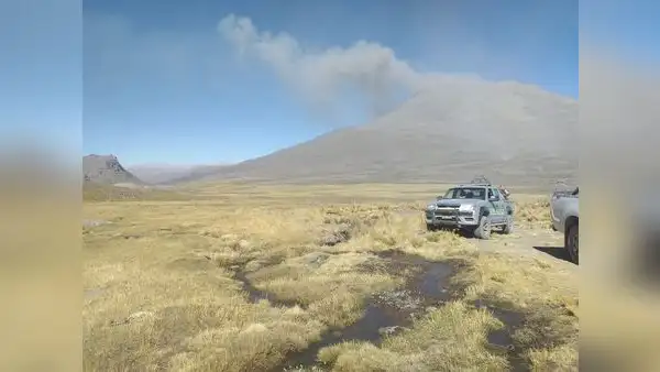 Volcán Ubinas sigue emitiendo ceniza y bloques balísticosen Moquegua