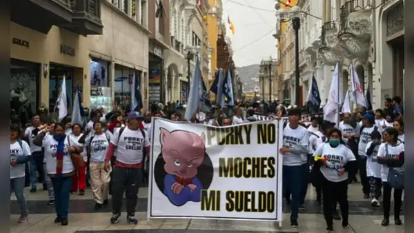 Empleados de la Municipalidad de Lima realizan plantón tras despidos de más de 20 trabajadores