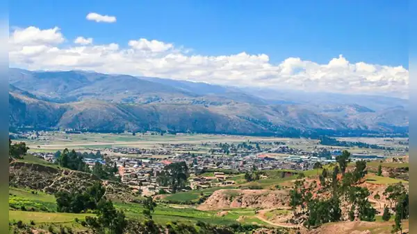 ¿Dónde queda Jauja y cómo puedo llegar desde Lima a la primera capital del Perú?