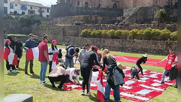 Cusqueños buscan romper récord Guinness al formar el año 2023 con 1.188 banderas de Perú
