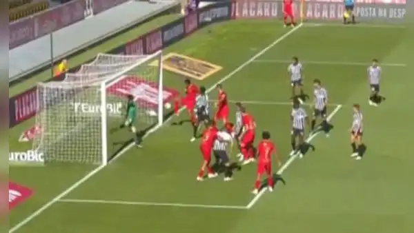 Jesús Castillo casi comete blooper en gol de Gil Vicente: el VAR lo salvó por centímetros