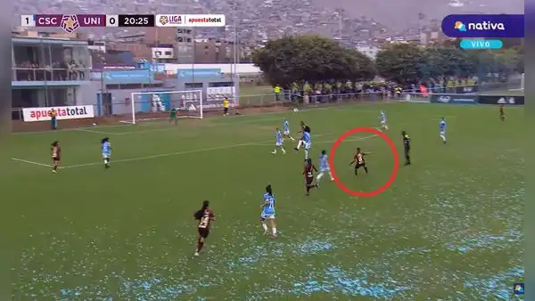 Scarleth Flores marcó un golazo para Universitario tras genial 'tiro con chanfle'