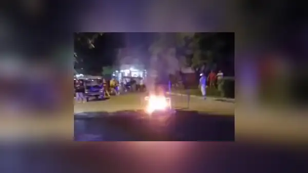 Vecinos golpean a delincuentes y queman mototaxi usada para robar en Iquitos