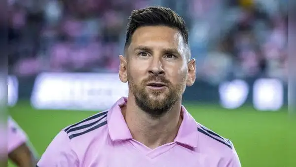 ¿Dónde juega Lionel Messi y cuál es el monto que gana el futbolista argentino?