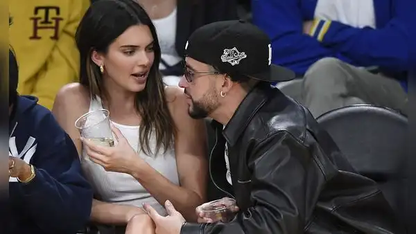 Bad Bunny y Kendall Jenner demuestran su amor en concierto de Drake
