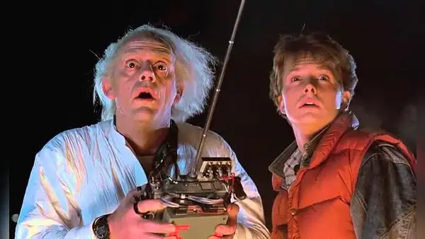 Michael J. Fox se reúne con reparto de 'Volver al futuro' por 38 aniversario de la película en nostálgica foto