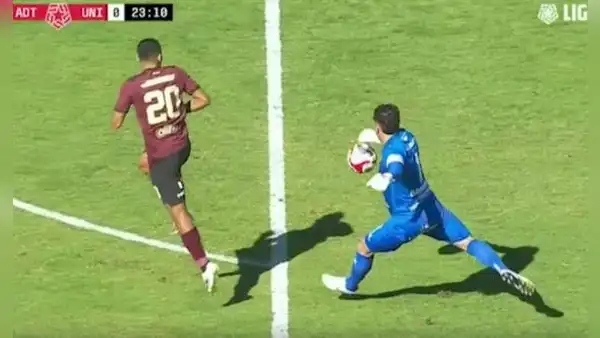 ¿Por qué el árbitro Alarcón anuló el gol de Alex Valera tras obstrucción? Esto dice el reglamento