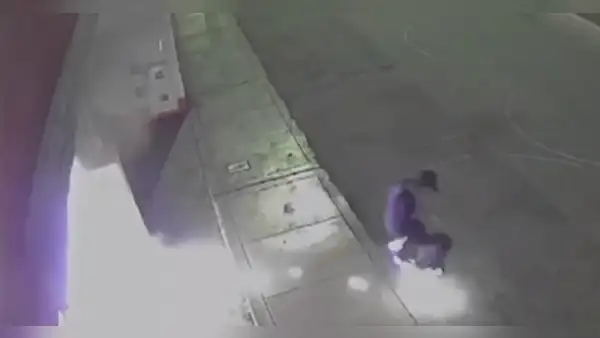 SJL: graban a extorsionadores incendiando frente de colegio inicial