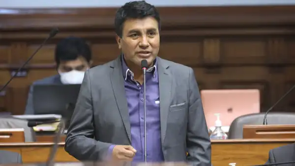 Oscar Zea presenta proyecto para que los congresistas se queden hasta 2026