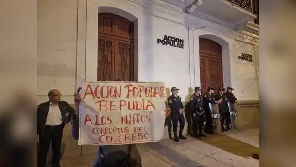 Militantes de Acción Popular abuchean a Maricarmen Alva a su salida del local partidario
