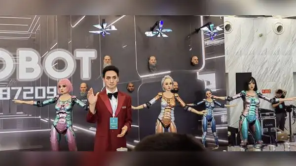 Los robots del futuro cercano se presentan en conferencia mundial en Beijing