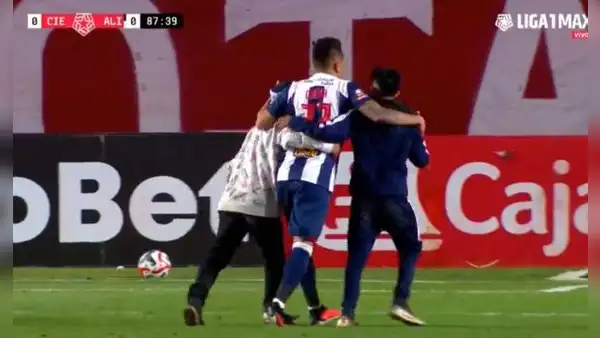 Niños sorprendieron a Christian Cueva tras burlar la seguridad y lo abrazaron en el campo