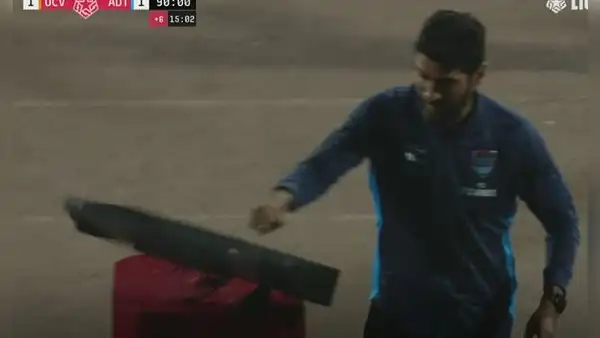 Sebastián Abreu rompió la pantalla del VAR tras el empate de ADT ante Vallejo al último minuto