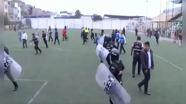 Ate: vecinos y serenos se enfrentan con piedras y palos por tenencia de estadio comunal Los Sauces