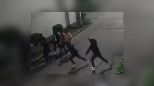 Delincuente con pistola asalta a 6 jóvenes en calle de exclusiva urbanización de Trujillo