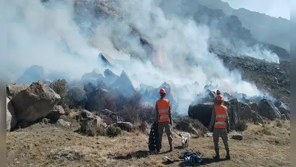 Arequipa: Helicóptero con bolsa de agua se usará para apagar incendio en Tuti