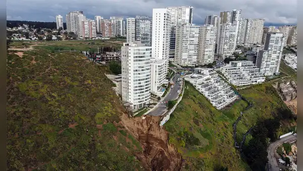 Edificio de 17 pisos queda al borde del colapso tras enorme socavón provocado por intensas lluvias