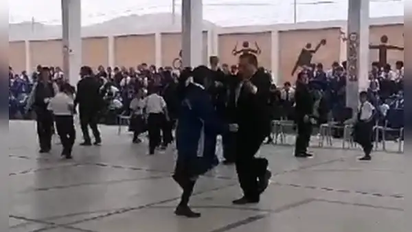 Alumna reta a director a bailar un contagioso huaino y terminan con emotivo abrazo en Trujillo