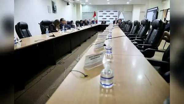 Debate del alza del sueldo mínimo sigue en lista de espera por ausencia del sector empresarial