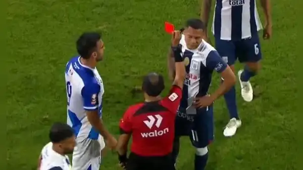 ¿No era fútbol? Bryan Reyna y Williams Guzmán fueron expulsados tras irse a los puñetes y patadas