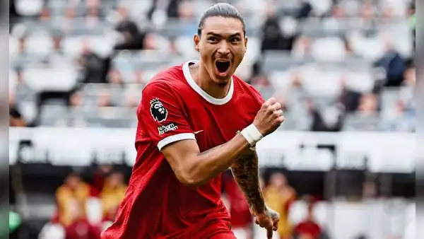 Con un doblete de Darwin Núñez, Liverpool le dio vuelta y venció 2-1 a Newcastle por Premier