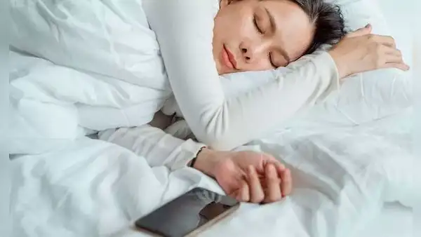 ¿Por qué es peligroso dormir con tu teléfono sobre las sábanas o debajo de tu almohada?