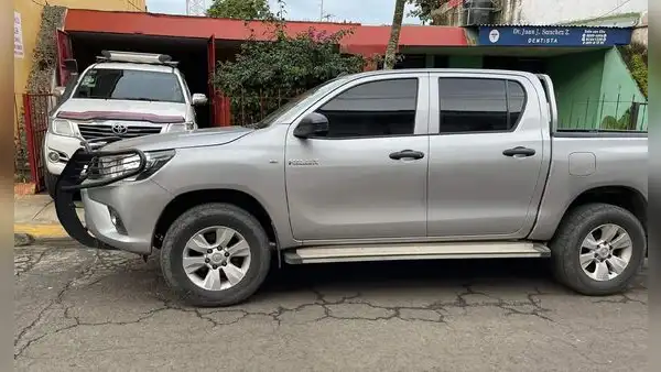 ¿Dejaste tu carro estacionado frente a una cochera? Esta es la cuantiosa multa que deberás pagar