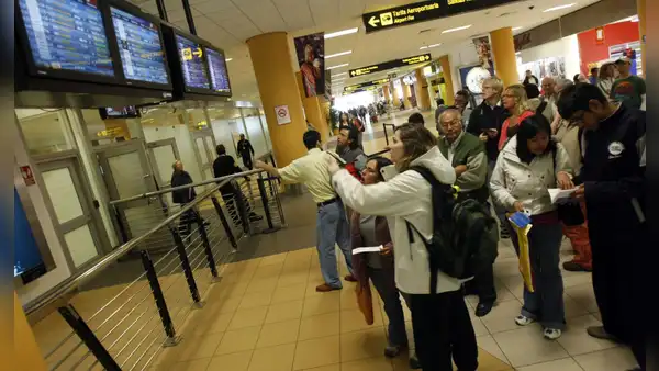 ¿De qué forma las mafias estafan a los ciudadanos con pasajes aéreos falsos vía internet?