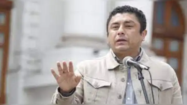 Implican a congresista Bermejo en presunto soborno para financiar rehabilitación de colegios