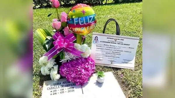 Hija lleva su título de médico a cementerio en Ica y se lo dedica a su madre: “El cielo está de fiesta”