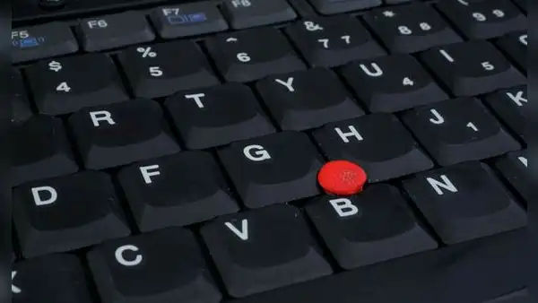 ¿Para qué sirve el botón rojo que algunas laptops tienen en el centro de su teclado?