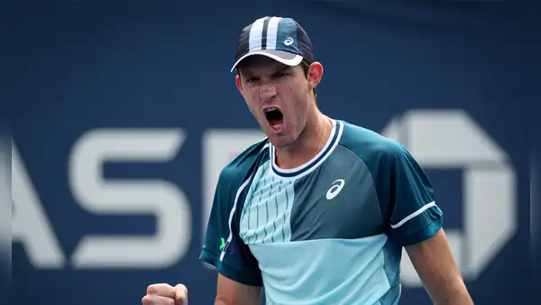 ¡El chileno pisa fuerte! Nicolás Jarry vence a Luca Van Assche y pasa de ronda en el US Open 2023