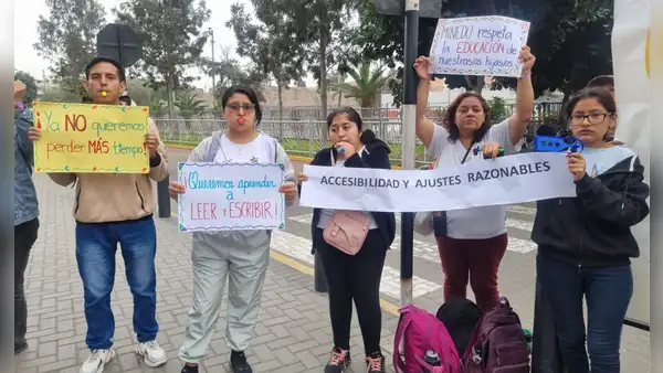 Estudiantes con discapacidad auditiva exigen al Minedu que contraten intérpretes de lengua de señas
