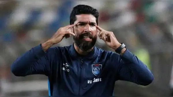 ¡No va más! César Vallejo anuncia la salida de Sebastián Abreu en el tramo final del Clausura