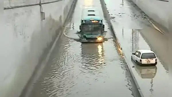 Lluvias dejaron agua empozada en bypass de la av. Pachacutec en Villa María del Triunfo