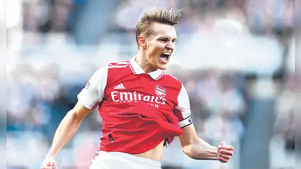 Arsenal celebra en casa tras vencer al Manchester United