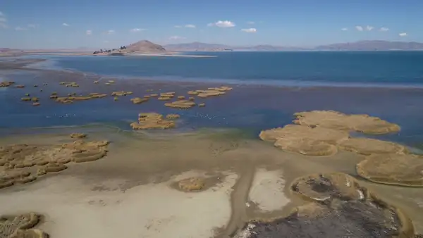 ¡El Titicaca se sigue secando! Lago navegable más alto del mundo perdió 54 centímetros tras ola de calor