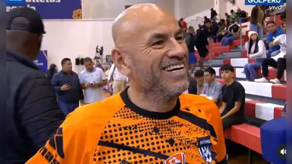 Mr. Peet debuta como arquero de Íntimos en la Copa Leyendas: "Es un sueño"