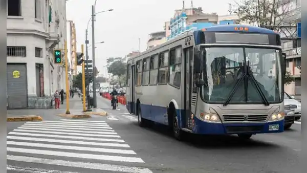 Corredor Azul se desvía por poste caído en av. Garcilaso de la Vega: ¿qué rutas están afectadas?