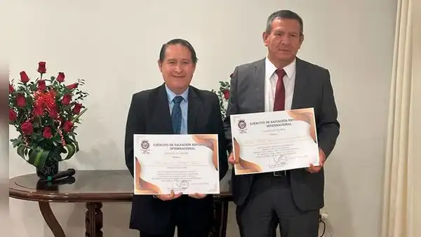 Coronel PNP y nefrólogo son reconocidos por ayudar a damnificados de huaicos en Lima
