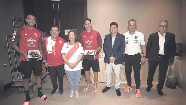 Dina Boluarte visitó a la Blanquirroja durante la concentración