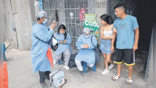 COVID-19: Personas sin dosis previas ya pueden ponerse también la vacuna bivalente