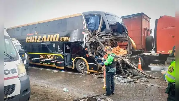Choque entre bus interprovincial y volquete en Panamericana Sur deja un muerto y 13 heridos